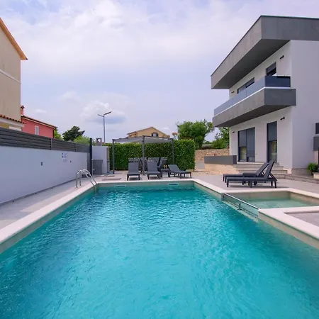 Luksuzni Asi S Bazenom Apartament *
